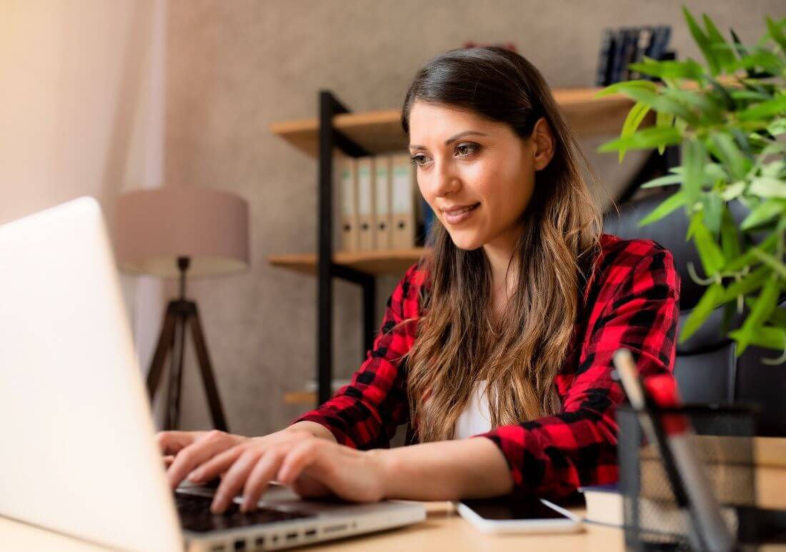 woman working a flirt chat job from home